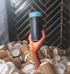 Circular&Co. Herbruikbare To Go Koffiebeker (rCUP) Zwart/zwart 8oz/227ml -Huishoudelijk Serviesgoed 1133x1200 1