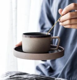 House Of Husk® Keramieke Kop En Schotel Set - Koffiekopjes - Theemokken - Koffiemokken - 250 Ml - Bruin Aardewerk -Huishoudelijk Serviesgoed 1161x1200 5