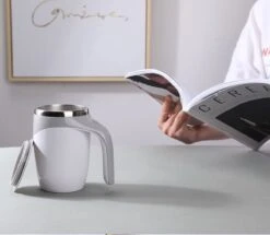 Zelfroerende Mok - Self Stirring Mug - Met Deksel - Thermosbeker -Huishoudelijk Serviesgoed 1200x1043