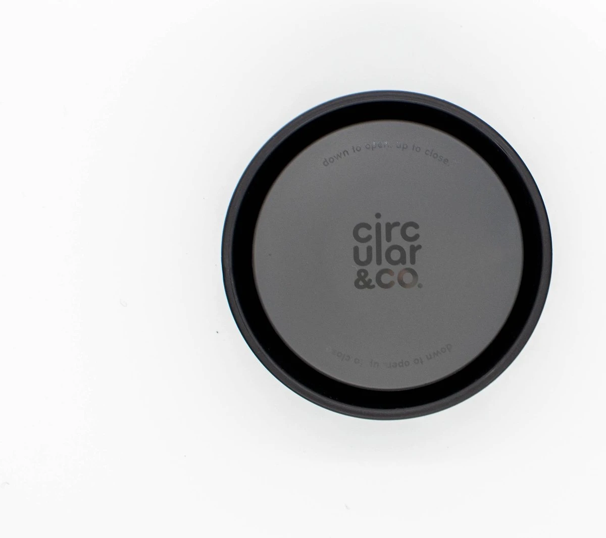 Circular & Co - Travel Mug - Koffiebeker To Go - Coffee To Go Beker - 340 Ml - Crème - Zwart - 12oz - Duurzaam 2 Circular & Co - Travel Mug - Koffiebeker To Go - Coffee To Go Beker - 340 Ml - Crème - Zwart - 12oz - Duurzaam - Afbeelding 2