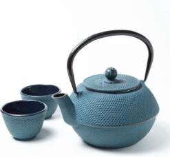 Tealøv THEE SET 1,1 LITER GIETIJZER | COMPLETE SET IN GESCHENKDOOS | Gietijzeren Theepot Met Roestvrijstalen Zeef, Gietijzeren Theekopjes En Onderzetter | In Authentiek Japanse Stijl | Arare Blauw -Huishoudelijk Serviesgoed 1200x1108 4