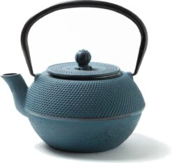 Tealøv THEE SET 1,1 LITER GIETIJZER | COMPLETE SET IN GESCHENKDOOS | Gietijzeren Theepot Met Roestvrijstalen Zeef, Gietijzeren Theekopjes En Onderzetter | In Authentiek Japanse Stijl | Arare Blauw -Huishoudelijk Serviesgoed 1200x1135 6