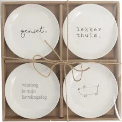 Bord Set Van 4 Stuks ø15cm . Met Tekst Geniet / Lekker/ Vandaag Is Mijn Lievelingsdag /hondje Gusta -Huishoudelijk Serviesgoed 1200x1194 10