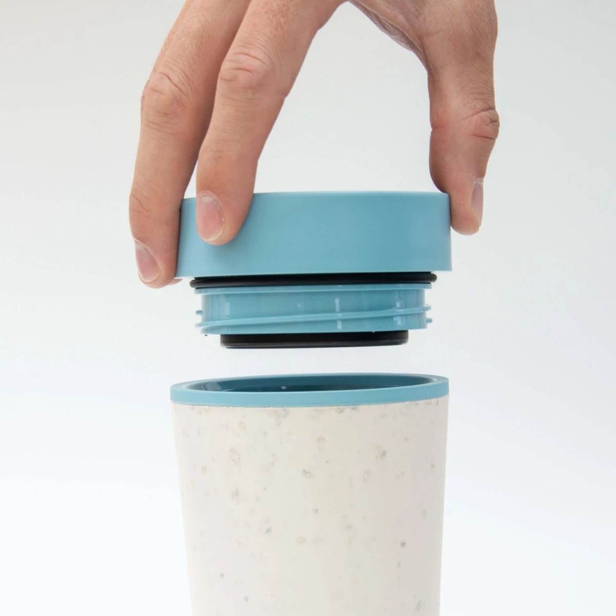 Circular & Co - Travel Mug - Koffiebeker To Go - Coffee To Go Beker - 340 Ml - Crème - Zwart - 12oz - Duurzaam 6 Circular & Co - Travel Mug - Koffiebeker To Go - Coffee To Go Beker - 340 Ml - Crème - Zwart - 12oz - Duurzaam - Afbeelding 6