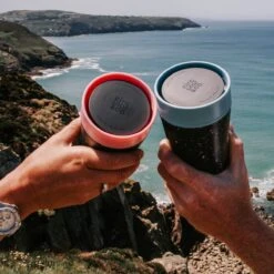 Circular & Co - Travel Mug - Koffiebeker To Go - Coffee To Go Beker - 340 Ml - Crème - Zwart - 12oz - Duurzaam 18 Circular & Co - Travel Mug - Koffiebeker To Go - Coffee To Go Beker - 340 Ml - Crème - Zwart - 12oz - Duurzaam -Huishoudelijk Serviesgoed 1200x1200 1426