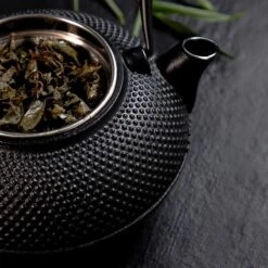 Lumaland - Thee Set - Theeservies - 1x Gietijzeren Theepot (1,4L), 1x Bamboe Doseerlepel, 1x Edelstalen Zeef -Huishoudelijk Serviesgoed 1200x1200 1601