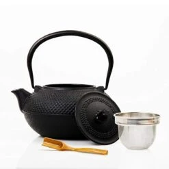 Lumaland - Thee Set - Theeservies - 1x Gietijzeren Theepot (1,4L), 1x Bamboe Doseerlepel, 1x Edelstalen Zeef -Huishoudelijk Serviesgoed 1200x1200 1603