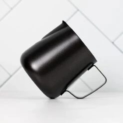 Melkopschuimkannetje Essentials - Zwart - 350ml - Melkkannetje Opschuim - Melkkannetje RVS - Melkkan 7 Melkopschuimkannetje Essentials - Zwart - 350ml - Melkkannetje Opschuim - Melkkannetje RVS - Melkkan -Huishoudelijk Serviesgoed 1200x1200 1833