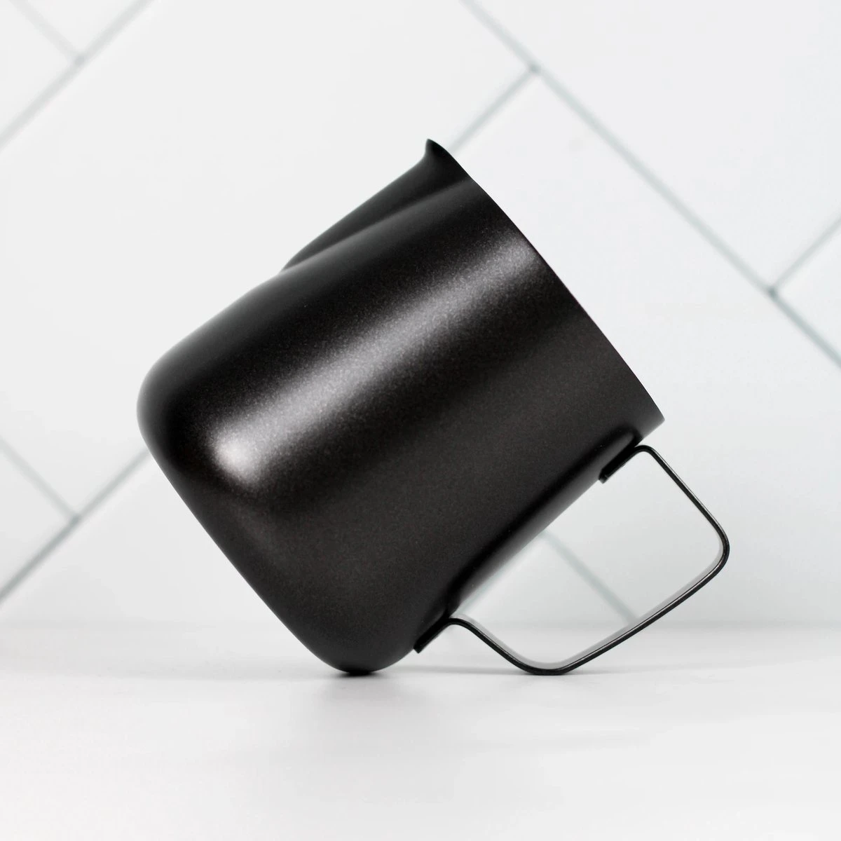 Melkopschuimkannetje Essentials - Zwart - 350ml - Melkkannetje Opschuim - Melkkannetje RVS - Melkkan 3 Melkopschuimkannetje Essentials - Zwart - 350ml - Melkkannetje Opschuim - Melkkannetje RVS - Melkkan - Afbeelding 3