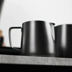 Melkopschuimkannetje Essentials - Zwart - 350ml - Melkkannetje Opschuim - Melkkannetje RVS - Melkkan 8 Melkopschuimkannetje Essentials - Zwart - 350ml - Melkkannetje Opschuim - Melkkannetje RVS - Melkkan -Huishoudelijk Serviesgoed 1200x1200 1834