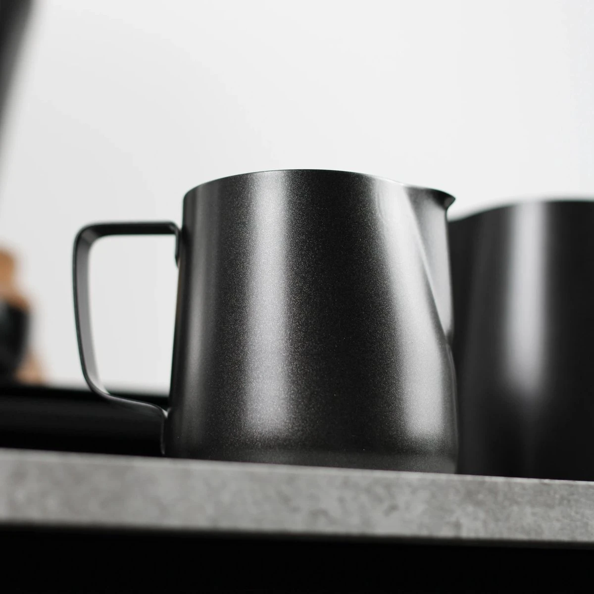 Melkopschuimkannetje Essentials - Zwart - 350ml - Melkkannetje Opschuim - Melkkannetje RVS - Melkkan 4 Melkopschuimkannetje Essentials - Zwart - 350ml - Melkkannetje Opschuim - Melkkannetje RVS - Melkkan - Afbeelding 4