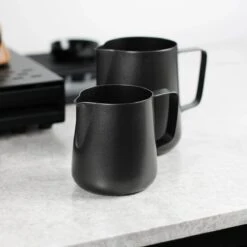 Melkopschuimkannetje Essentials - Zwart - 350ml - Melkkannetje Opschuim - Melkkannetje RVS - Melkkan 9 Melkopschuimkannetje Essentials - Zwart - 350ml - Melkkannetje Opschuim - Melkkannetje RVS - Melkkan -Huishoudelijk Serviesgoed 1200x1200 1835