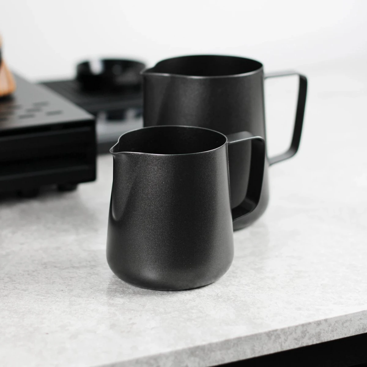 Melkopschuimkannetje Essentials - Zwart - 350ml - Melkkannetje Opschuim - Melkkannetje RVS - Melkkan 5 Melkopschuimkannetje Essentials - Zwart - 350ml - Melkkannetje Opschuim - Melkkannetje RVS - Melkkan - Afbeelding 5