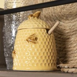 Clayre & Eef Honingpot Met Lepel Ø 11x14 Cm Geel Keramiek Rond Bijen Voorraadpot Deksel Bewaarpot Opbergpot -Huishoudelijk Serviesgoed 1200x1200 280