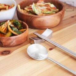 House Of Husk 1 Persoons Chopstick Lepel Set - 1 Paar Metalen Koreaanse Eetstokjes - Inclusief Eetlepel En Houder - RVS - Metaal - Eetstokjes - Koreaans - Vaatwasserbestendig - Sushi Chopsticks - Noodles - Zilver -Huishoudelijk Serviesgoed 1200x1200 372