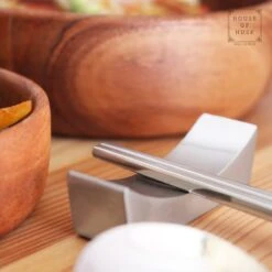 House Of Husk 1 Persoons Chopstick Lepel Set - 1 Paar Metalen Koreaanse Eetstokjes - Inclusief Eetlepel En Houder - RVS - Metaal - Eetstokjes - Koreaans - Vaatwasserbestendig - Sushi Chopsticks - Noodles - Zilver -Huishoudelijk Serviesgoed 1200x1200 374