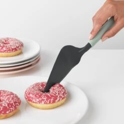 Brabantia Tasty+ Taartschep Plus Snijrand - Jade Green -Huishoudelijk Serviesgoed 1200x1200 422