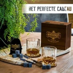 Whisiskey Luxe Whiskey Set - Incl. 2 Whiskey Glazen, 8 Whiskey Stones, 2 Onderzetters, Fluwelen Opbergzak, Opbergbox - Whisky Geschenkdoos - Glas - Herbruikbare IJsblokjes - Cadeau Voor Man & Vrouw -Huishoudelijk Serviesgoed 1200x1200 765