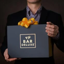 BarDeluxe® Whiskey Glazen - Whiskey Set - 4 Stuks - Whiskeyglazen - Whiskey Cadeauset - Handgemaakt - 100% Kristal - Whiskey Gift Set - Inclusief Unieke IJsblokjesvorm & Luxe Bewaardoos -Huishoudelijk Serviesgoed 1200x1200 779