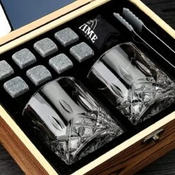 Olvy Whiskey Set Met 2 Whiskey Glazen En 8 Whiskey Stones - Incl. Opbergzakje, Onderzetters En Tang - Cadeauset - Luxe Whisky Set - Whiskey Glazen - Gift Set -Huishoudelijk Serviesgoed 1200x1200 804