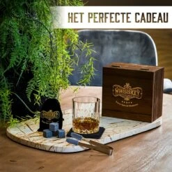 Whisiskey Luxe Whiskey Set - Incl. Whiskey Glas, 4 Whiskey Stones, Onderzetter, Ijstang, Fluwelen Opbergzak, Opbergbox - Whisky Geschenkdoos - Accessoires - Herbruikbare IJsblokjes - Cadeau Voor Man & Vrouw -Huishoudelijk Serviesgoed 1200x1200 828
