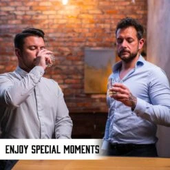 Whisiskey Luxe Whiskey Set - Incl. Whiskey Glas, 4 Whiskey Stones, Onderzetter, Ijstang, Fluwelen Opbergzak, Opbergbox - Whisky Geschenkdoos - Accessoires - Herbruikbare IJsblokjes - Cadeau Voor Man & Vrouw -Huishoudelijk Serviesgoed 1200x1200 829