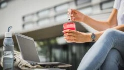 Sareva Muesli Beker - Met Lepel - Yoghurt 2 Go - Rood -Huishoudelijk Serviesgoed 1200x675 7