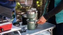 Stanley The Legendary Camp Mug 0,35L - Beker - Hammertone Green 26 Stanley The Legendary Camp Mug 0,35L - Beker - Hammertone Green -Huishoudelijk Serviesgoed 1200x675 9