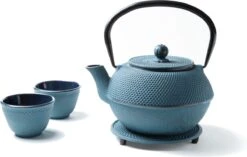 Tealøv THEE SET 1,1 LITER GIETIJZER | COMPLETE SET IN GESCHENKDOOS | Gietijzeren Theepot Met Roestvrijstalen Zeef, Gietijzeren Theekopjes En Onderzetter | In Authentiek Japanse Stijl | Arare Blauw -Huishoudelijk Serviesgoed 1200x765 5