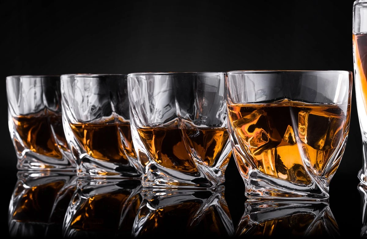 VDN Edam Whiskey Glazen Set Handgeblazen - 4 Whiskeyglazen – Tumbler - Loodvrij Kristal Glas 8 VDN Edam Whiskey Glazen Set Handgeblazen - 4 Whiskeyglazen – Tumbler - Loodvrij Kristal Glas - Afbeelding 8