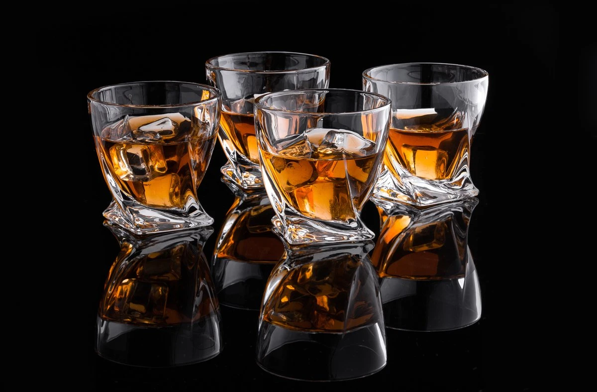VDN Edam Whiskey Glazen Set Handgeblazen - 4 Whiskeyglazen – Tumbler - Loodvrij Kristal Glas 10 VDN Edam Whiskey Glazen Set Handgeblazen - 4 Whiskeyglazen – Tumbler - Loodvrij Kristal Glas - Afbeelding 10