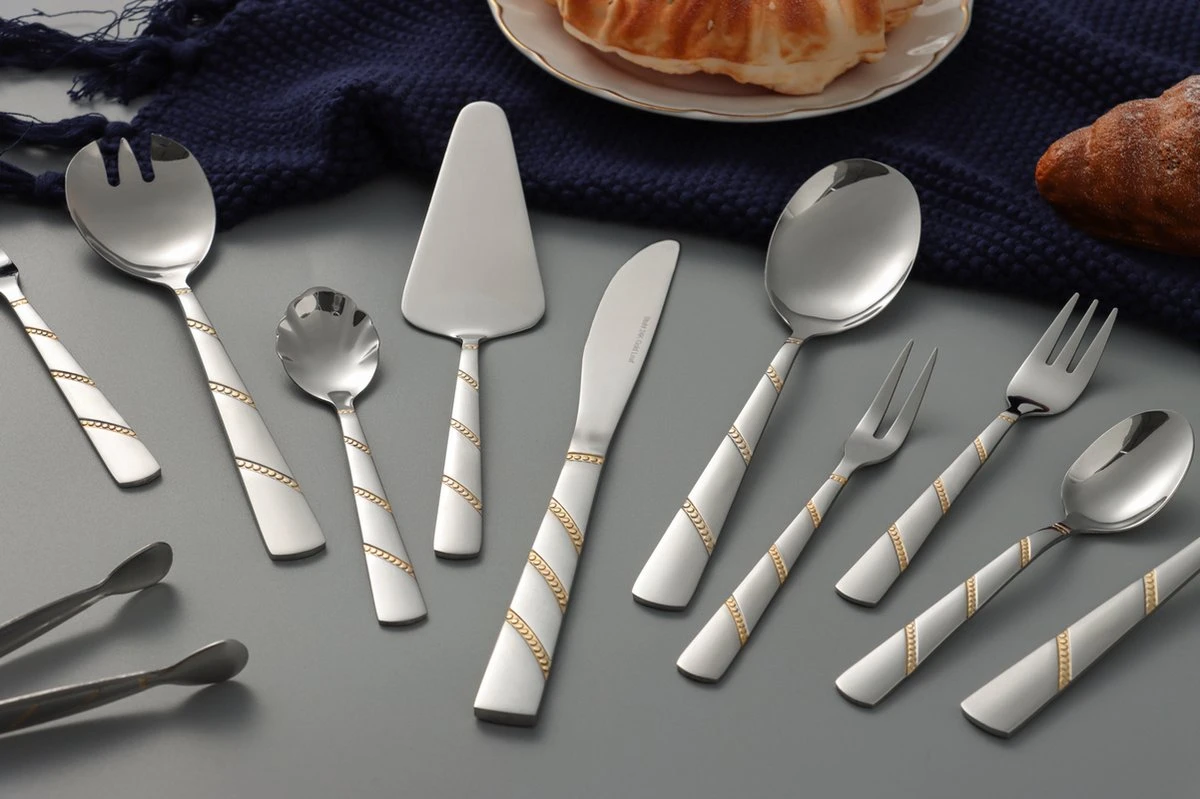 Swiss Pro+ Bestekset In Koffer-72 Delig-12 Persoons-Zwitsers Kwaliteit-Complete Set-100% Roestvrijstaal-Modern Gold 9 Swiss Pro+ Bestekset In Koffer-72 Delig-12 Persoons-Zwitsers Kwaliteit-Complete Set-100% Roestvrijstaal-Modern Gold - Afbeelding 9