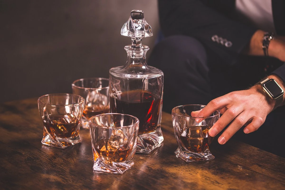 VDN Edam Whiskey Glazen Set Handgeblazen - 4 Whiskeyglazen – Tumbler - Loodvrij Kristal Glas 4 VDN Edam Whiskey Glazen Set Handgeblazen - 4 Whiskeyglazen – Tumbler - Loodvrij Kristal Glas - Afbeelding 4