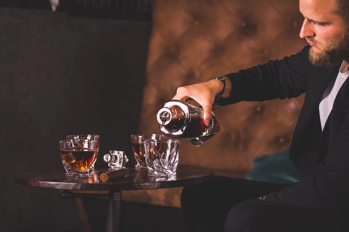 VDN Edam Whiskey Glazen Set Handgeblazen - 4 Whiskeyglazen – Tumbler - Loodvrij Kristal Glas 5 VDN Edam Whiskey Glazen Set Handgeblazen - 4 Whiskeyglazen – Tumbler - Loodvrij Kristal Glas - Afbeelding 5