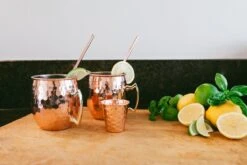 Ubian Moscow Mule Bekers – Inclusief 2 RVS Rietjes & 1 Barmaatje / Jigger – Koperen Beker – 2 Stuks 14 Ubian Moscow Mule Bekers – Inclusief 2 RVS Rietjes & 1 Barmaatje / Jigger – Koperen Beker – 2 Stuks -Huishoudelijk Serviesgoed 1200x800 55
