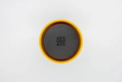 Circular&Co. Herbruikbare To Go Koffiebeker (rCUP) Zwart/geel 12oz/340ml 17 Circular&Co. Herbruikbare To Go Koffiebeker (rCUP) Zwart/geel 12oz/340ml -Huishoudelijk Serviesgoed 1200x801 12