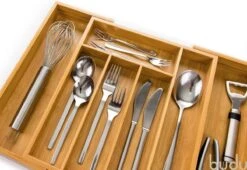 Budu Uitschuifbare Bamboe Bestekbak #33,5 (33,5 Cm Diep) - Bestekcassette Hout - Besteklade - 33,5 X 28 - 45 Cm - 5/7 Vakken -Huishoudelijk Serviesgoed 1200x828