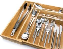 Budu Uitschuifbare Bamboe Bestekbak #43 (43 Cm Diep) - Bestekcassette Hout - Besteklade - 43 X 32,2 - 53 Cm - 6/8 Vakken -Huishoudelijk Serviesgoed 1200x923 2