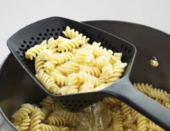 Joseph Joseph Scoop Plus Vergietlepel - Schuimspaan - Frituurschep -Huishoudelijk Serviesgoed 1200x923