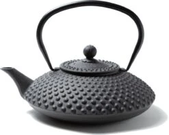 Tealøv THEE SET 1,25 LITER GIETIJZER | COMPLETE SET IN GESCHENKDOOS | Gietijzeren Theepot Met Roestvrijstalen Zeef, Gietijzeren Theekopjes En Onderzetter | In Authentiek Japanse Stijl | Kambin Zwart -Huishoudelijk Serviesgoed 1200x957 1