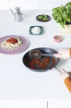 Brabantia Tasty+ Opscheplepel Plus Schraper - Grape Red -Huishoudelijk Serviesgoed 799x1200 2