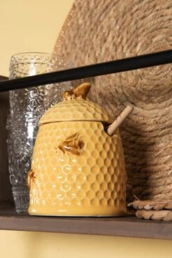 Clayre & Eef Honingpot Met Lepel Ø 11x14 Cm Geel Keramiek Rond Bijen Voorraadpot Deksel Bewaarpot Opbergpot -Huishoudelijk Serviesgoed 801x1200 1
